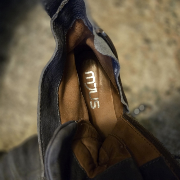 MJUS Art Silver Button Leather Ankle Boots - Picture 8 of 14